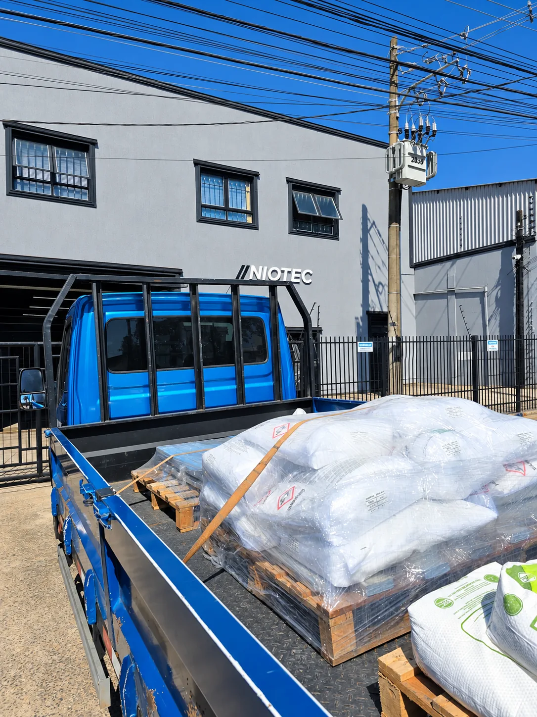 Caminhão Niotec carregado com sacaria na unidade de Limeira